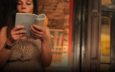 Todo beso es político: un encuentro de la poesía, las ciencias sociales y la música del amor.