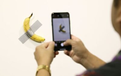 La polémica banana del artista Maurizio Cattelan llega al Museo Guggenheim