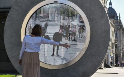 Esculturas unen ciudades de Europa a través de portales inspirados en la ciencia ficción