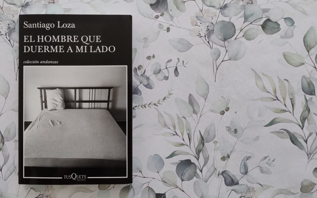 Reseña de El hombre que duerme a mi lado, la primera novela de ficción del dramaturgo y cineasta Santiago Loza.
