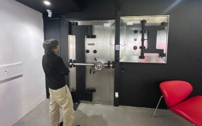 Arte bajo tierra: entre búnkers, biometría y silencio, visitamos la primera bóveda de arte del país.