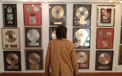 The Beatles en el Museo Lucy Mattos: la colección de Raúl Blisniuk entre memorabilia, arte y memoria